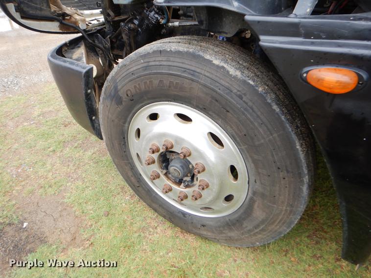 image for item EK9500 2006 Freightliner Columbia 120 semi truck