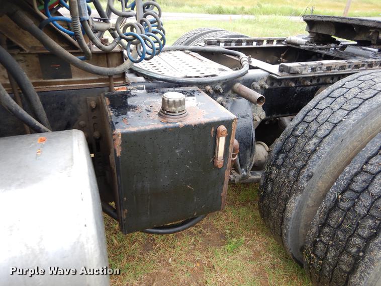 image for item EK9500 2006 Freightliner Columbia 120 semi truck