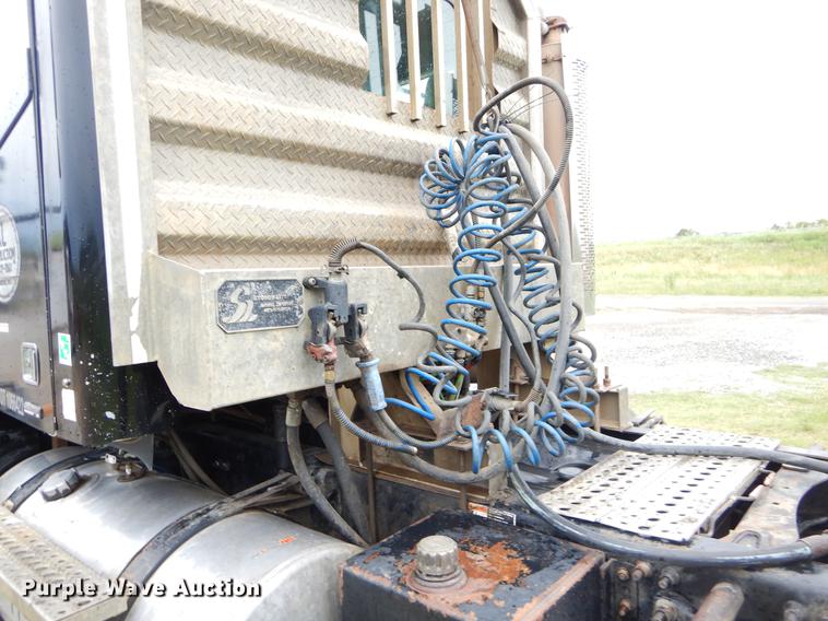 image for item EK9500 2006 Freightliner Columbia 120 semi truck