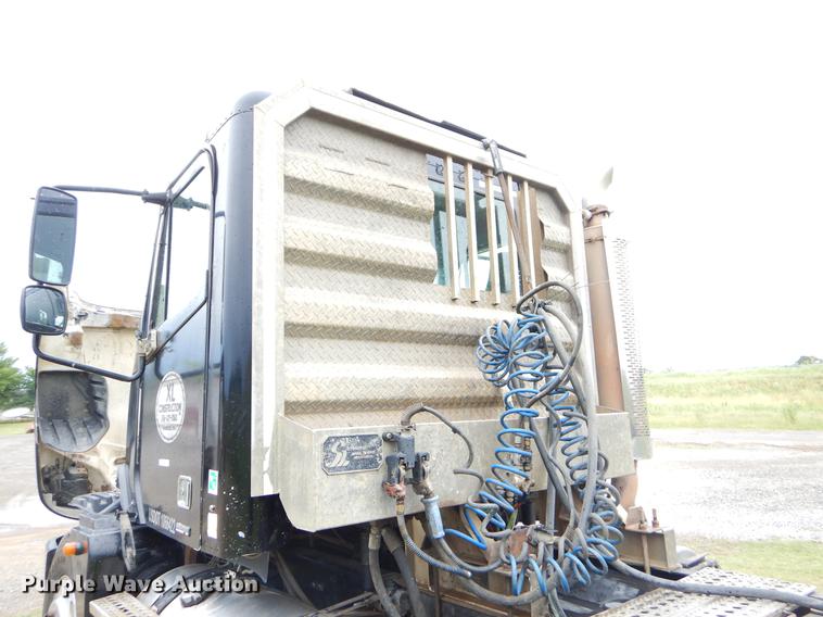 image for item EK9500 2006 Freightliner Columbia 120 semi truck