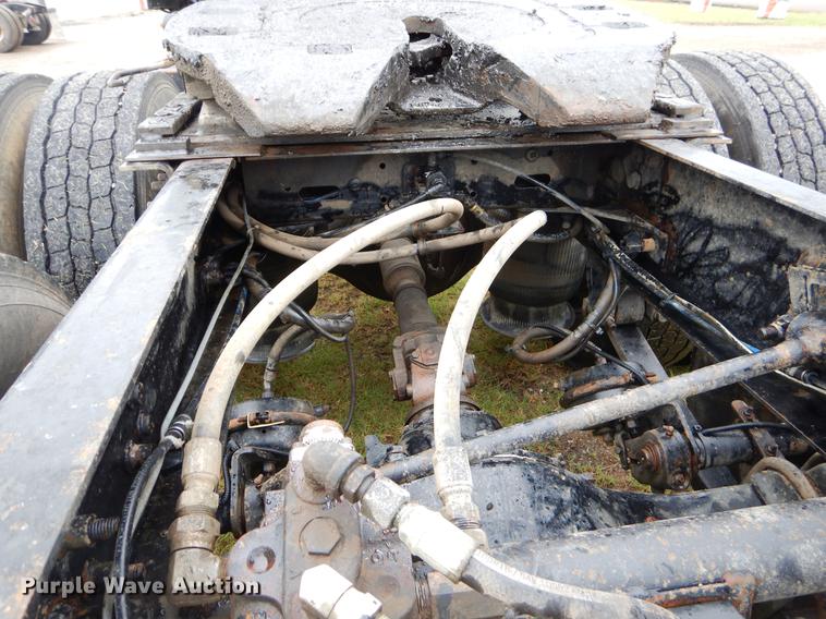 image for item EK9500 2006 Freightliner Columbia 120 semi truck