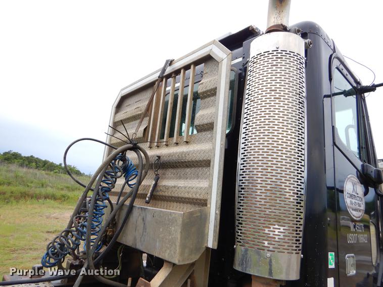 image for item EK9500 2006 Freightliner Columbia 120 semi truck