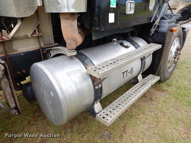 image for item EK9500 2006 Freightliner Columbia 120 semi truck