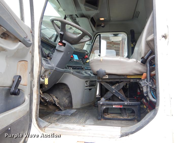 image for item EK9512 2006 Freightliner Columbia 120 semi truck