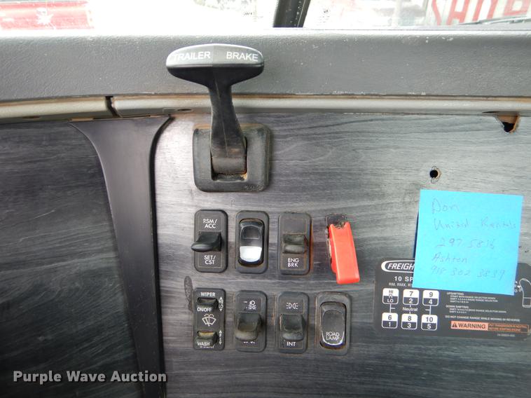 image for item EK9512 2006 Freightliner Columbia 120 semi truck