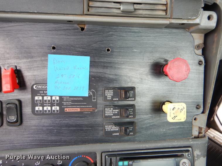 image for item EK9512 2006 Freightliner Columbia 120 semi truck