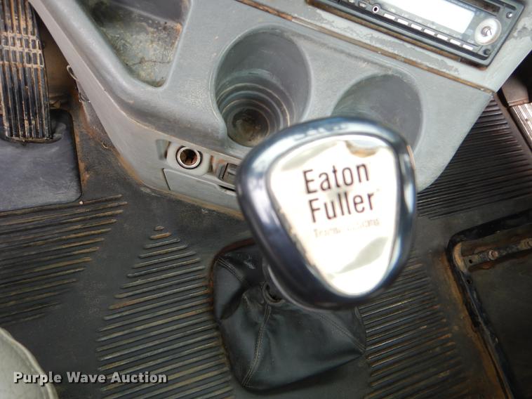 image for item EK9512 2006 Freightliner Columbia 120 semi truck