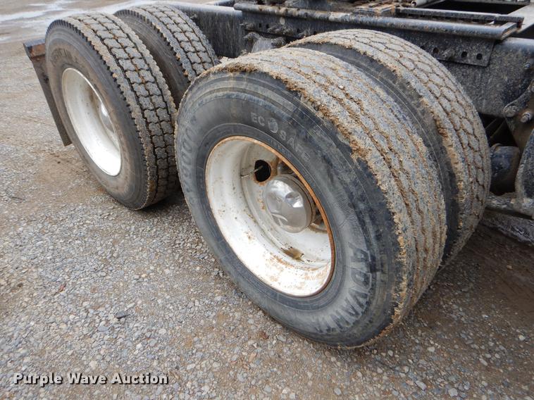 image for item EK9512 2006 Freightliner Columbia 120 semi truck