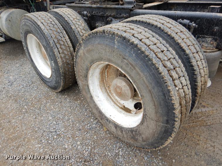 image for item EK9512 2006 Freightliner Columbia 120 semi truck