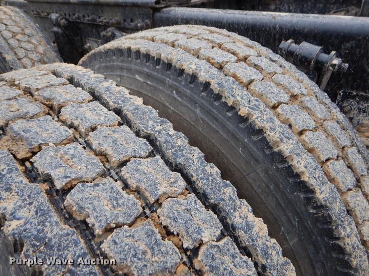 image for item EK9512 2006 Freightliner Columbia 120 semi truck