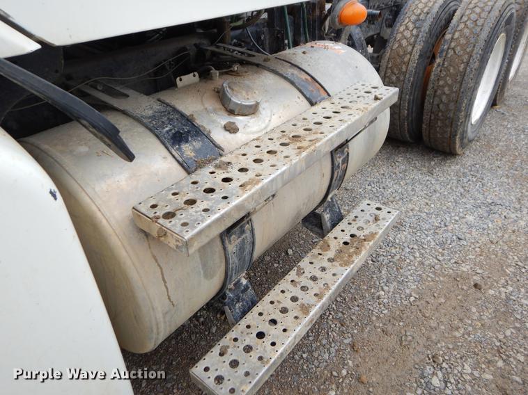 image for item EK9512 2006 Freightliner Columbia 120 semi truck