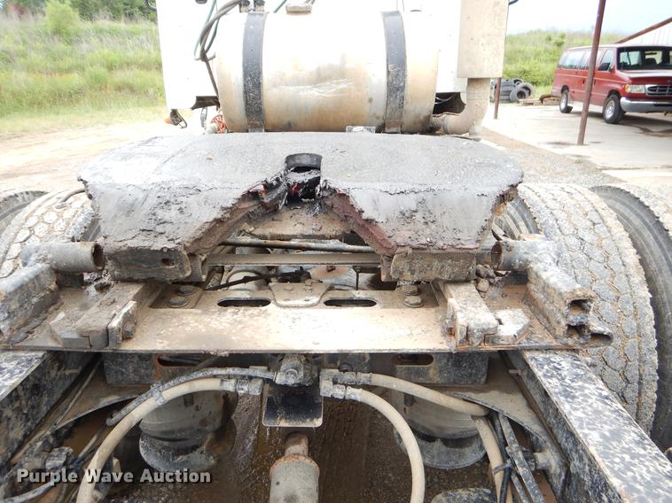 image for item EK9512 2006 Freightliner Columbia 120 semi truck