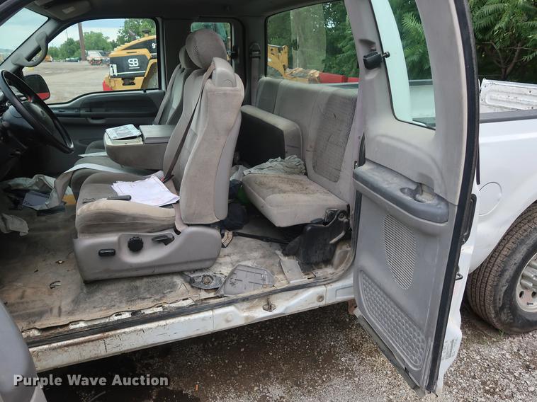 image for item AX9016 2001 Ford F250 Super Duty SuperCab pickup truck