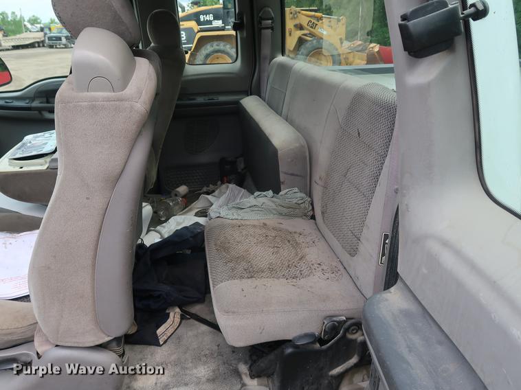 image for item AX9016 2001 Ford F250 Super Duty SuperCab pickup truck