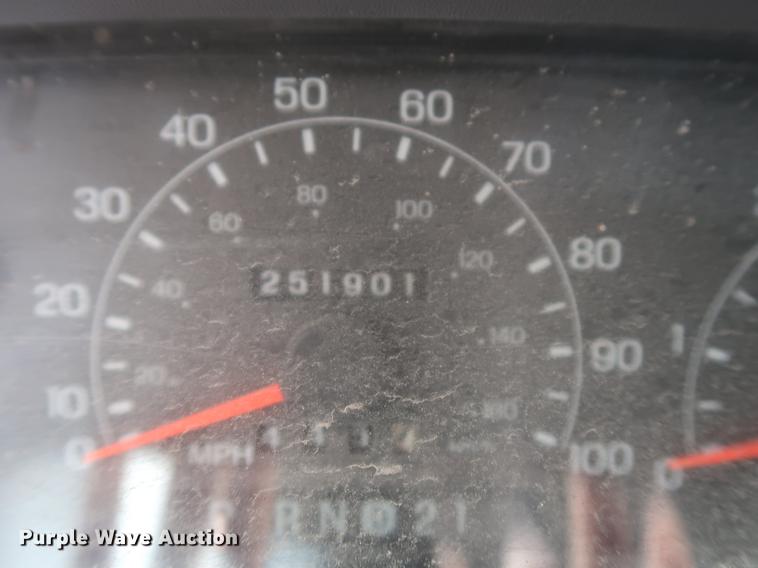 image for item AX9016 2001 Ford F250 Super Duty SuperCab pickup truck