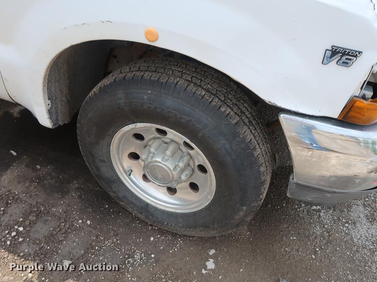 image for item AX9016 2001 Ford F250 Super Duty SuperCab pickup truck