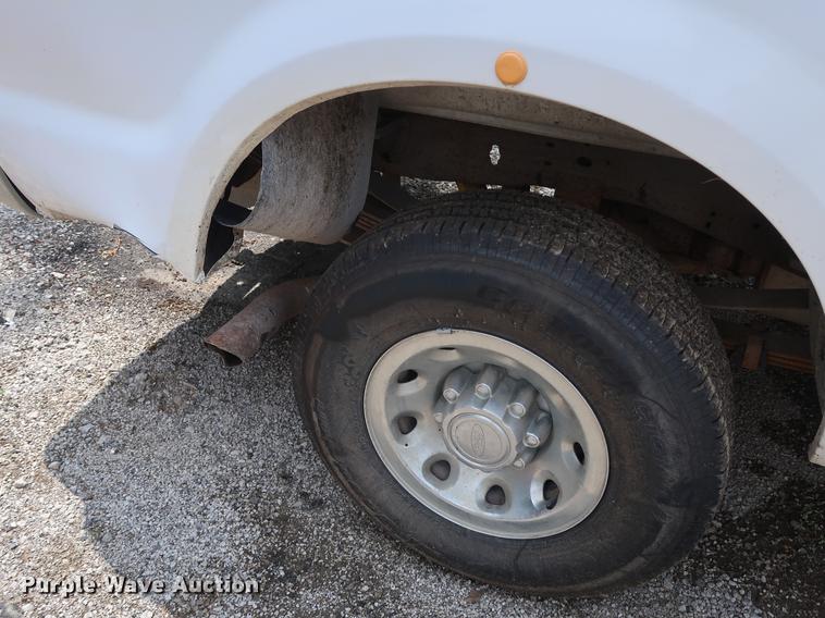 image for item AX9016 2001 Ford F250 Super Duty SuperCab pickup truck