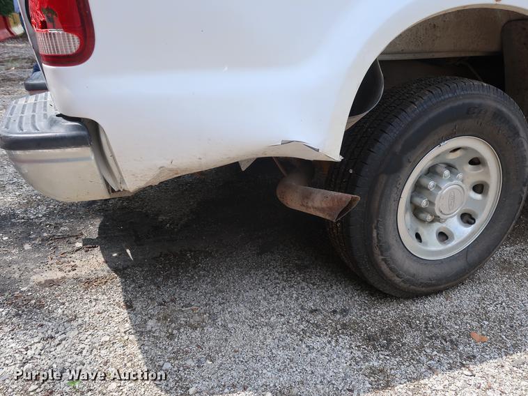 image for item AX9016 2001 Ford F250 Super Duty SuperCab pickup truck