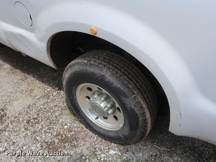 image for item AX9016 2001 Ford F250 Super Duty SuperCab pickup truck