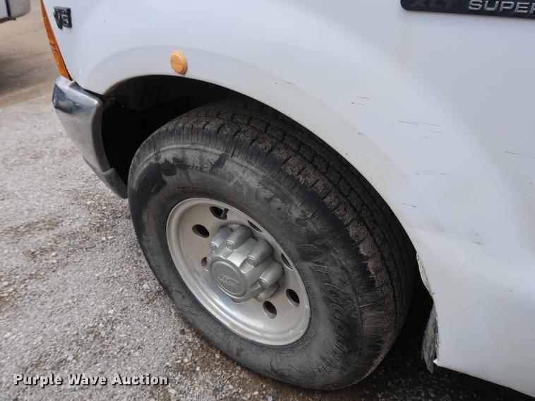 image for item AX9016 2001 Ford F250 Super Duty SuperCab pickup truck