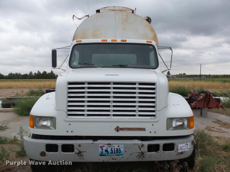 image for item DB6249 1991 International 4900 feed truck