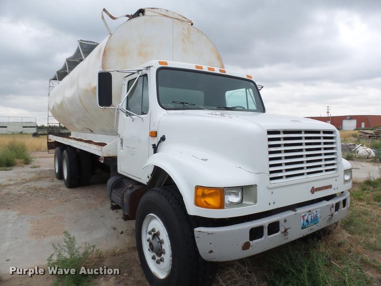 image for item DB6249 1991 International 4900 feed truck