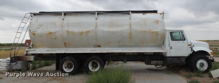 image for item DB6249 1991 International 4900 feed truck