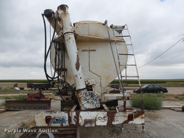 image for item DB6249 1991 International 4900 feed truck