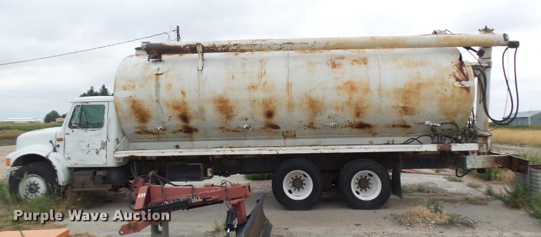 image for item DB6249 1991 International 4900 feed truck
