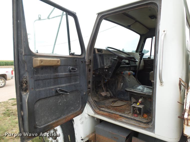 image for item DB6249 1991 International 4900 feed truck