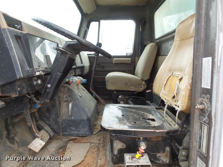 image for item DB6249 1991 International 4900 feed truck