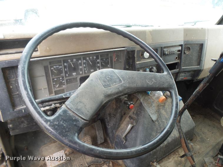 image for item DB6249 1991 International 4900 feed truck