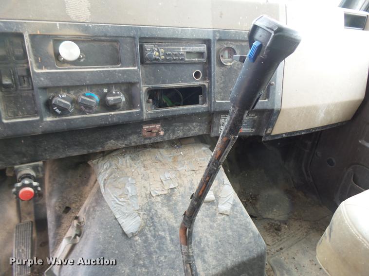 image for item DB6249 1991 International 4900 feed truck