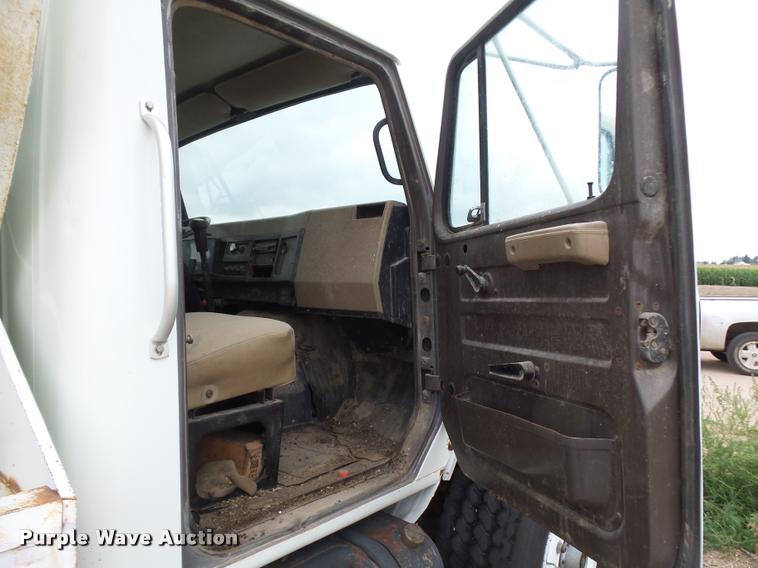 image for item DB6249 1991 International 4900 feed truck