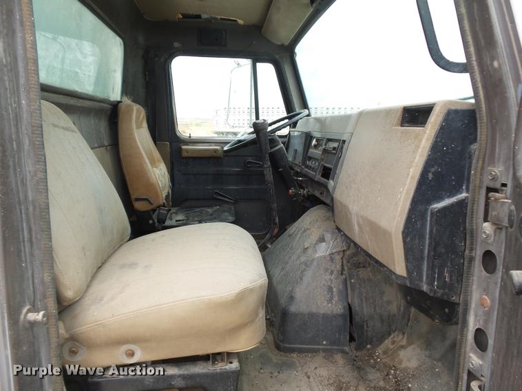 image for item DB6249 1991 International 4900 feed truck