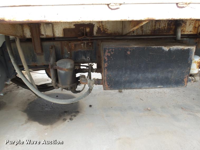 image for item DB6249 1991 International 4900 feed truck
