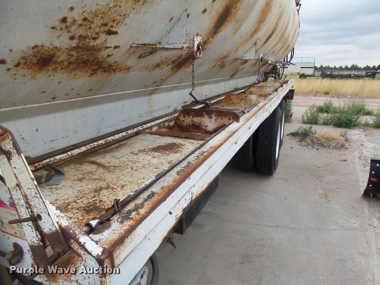 image for item DB6249 1991 International 4900 feed truck
