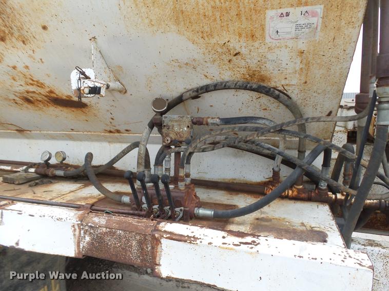 image for item DB6249 1991 International 4900 feed truck