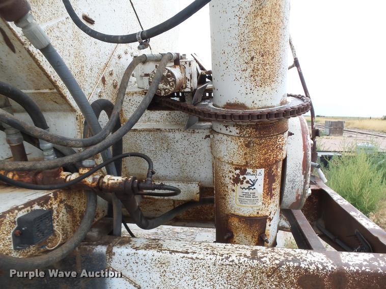 image for item DB6249 1991 International 4900 feed truck