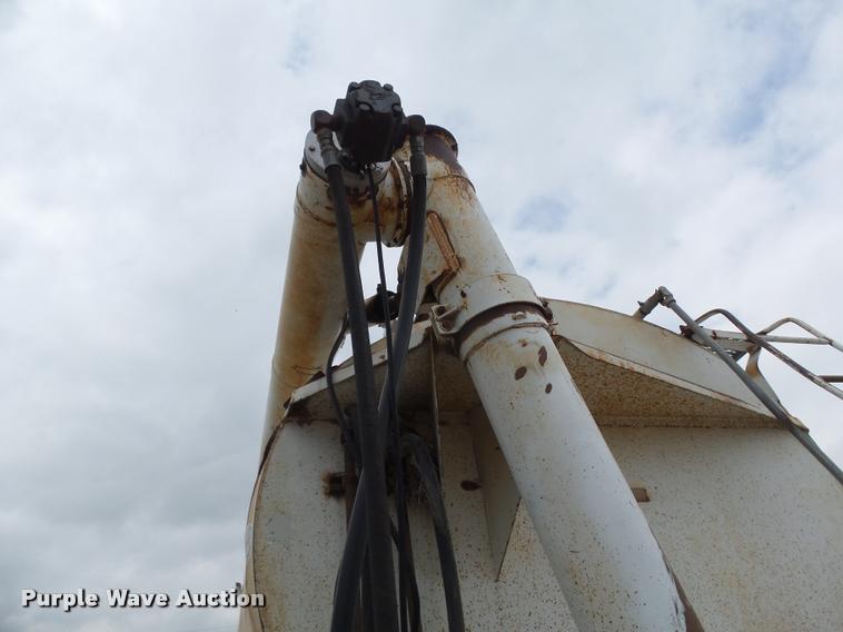 image for item DB6249 1991 International 4900 feed truck