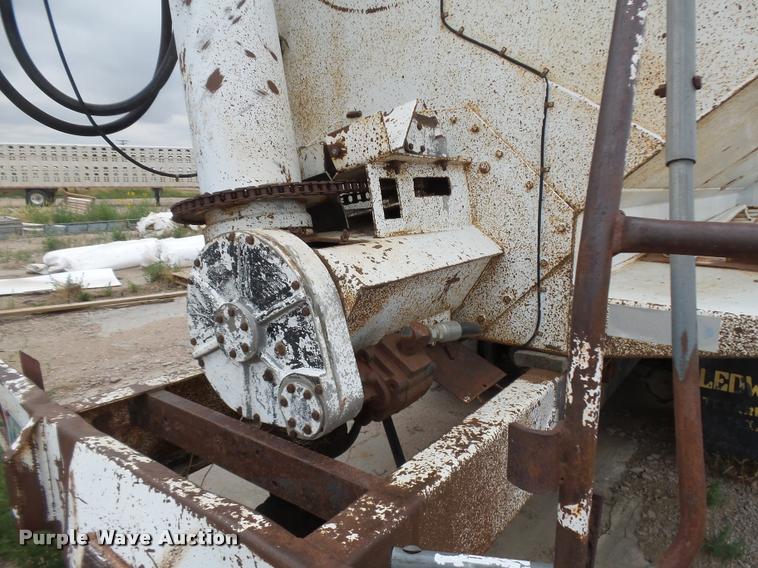 image for item DB6249 1991 International 4900 feed truck