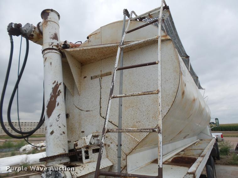 image for item DB6249 1991 International 4900 feed truck