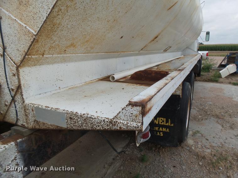 image for item DB6249 1991 International 4900 feed truck