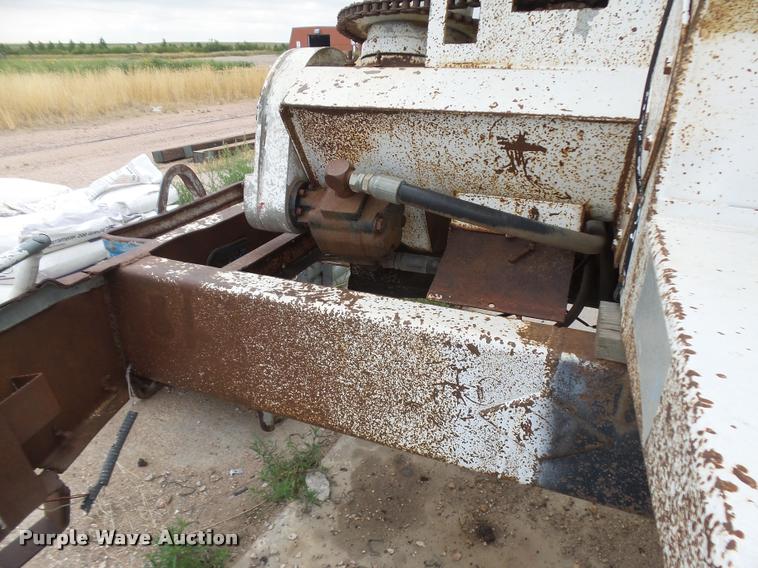 image for item DB6249 1991 International 4900 feed truck