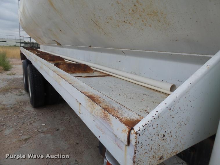 image for item DB6249 1991 International 4900 feed truck