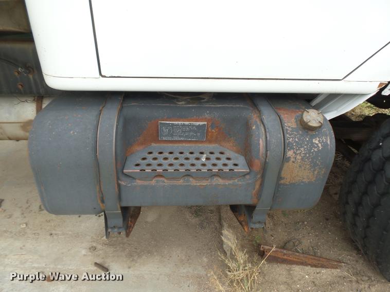 image for item DB6249 1991 International 4900 feed truck