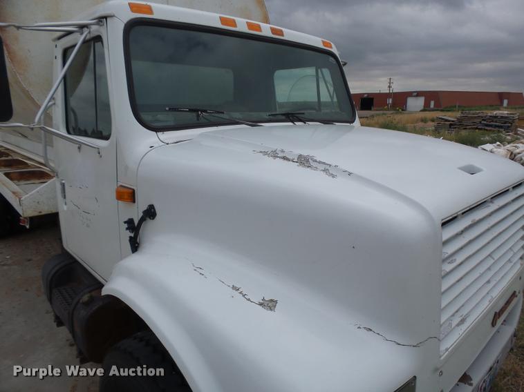 image for item DB6249 1991 International 4900 feed truck