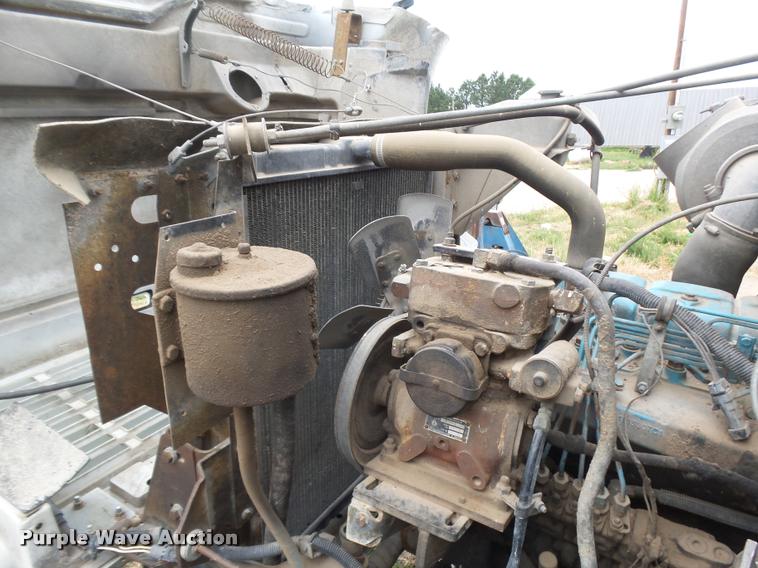 image for item DB6249 1991 International 4900 feed truck