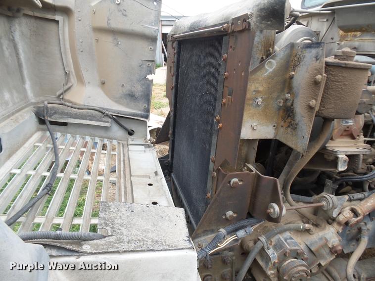 image for item DB6249 1991 International 4900 feed truck