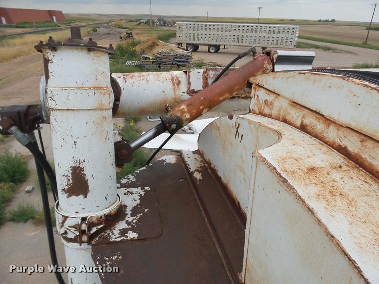 image for item DB6249 1991 International 4900 feed truck